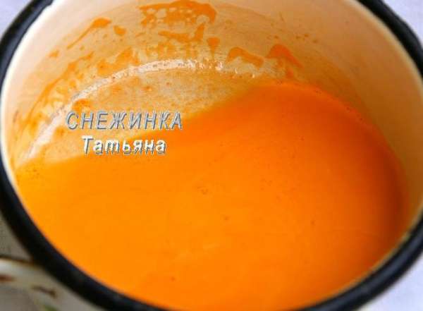 Морковь чистим, выдавливаем из неё сок (я воспользовалась соковыжималкой). Из данного количества моркови получилось 180 мл сока. Добавляем к морковному соку сливки, ставим на огонь, доводим до кипения. Оставляем в сторону. По необходимости добавьте соль и сахар, но я не добавляла, когда попробовала, мне всего хватило. Желатин «распускаем» на водяной бане, но закипеть не даём. Через ситечко вливаем желатин в горячую, но уже не сильно, сливочно-морковную массу. Перемешиваем. Выливаем в плоское блюдо или контейнер и отправляем в холодное место застывать. Сначала я поставила на балкон, чтобы масса остыла, затем убрала в холодильник. Морковь чистим, выдавливаем из неё сок (я воспользовалась соковыжималкой). Из данного количества моркови получилось 180 мл сока. Добавляем к морковному соку сливки, ставим на огонь, доводим до кипения. Оставляем в сторону. По необходимости добавьте соль и сахар, но я не добавляла, когда попробовала, мне всего хватило. Желатин «распускаем» на водяной бане, но закипеть не даём. Через ситечко вливаем желатин в горячую, но уже не сильно, сливочно-морковную массу. Перемешиваем. Выливаем в плоское блюдо или контейнер и отправляем в холодное место застывать. Сначала я поставила на балкон, чтобы масса остыла, затем убрала в холодильник.
