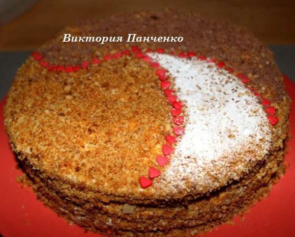 Готовый торт обсыпать крошкой.