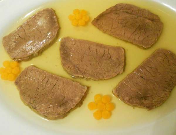 На застывшее желе выложить украшения из моркови и зелени, лимон на кусочки мяса. Аккуратно влить немного бульона, только для того, чтобы зафиксировать украшение и вновь поместить блюдо в холодильник.
Затем добавить нужное количество бульона, полностью покрыв им мясо и морковь. Оставить в холодильнике до полного застывания.