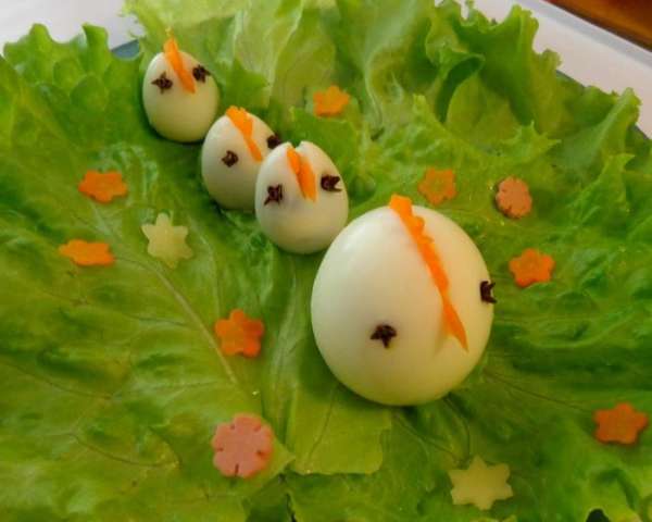 Отварить вкрутую куриные и перепелиные яйца. Из морковки сделать клювики и гребешки. Расположить на листьях салата. Отварить вкрутую куриные и перепелиные яйца. Из морковки сделать клювики и гребешки. Расположить на листьях салата.