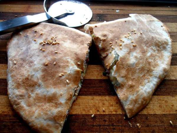 Разрезаем и кушаем,пока горячая!!! Разрезаем и кушаем,пока горячая!!!