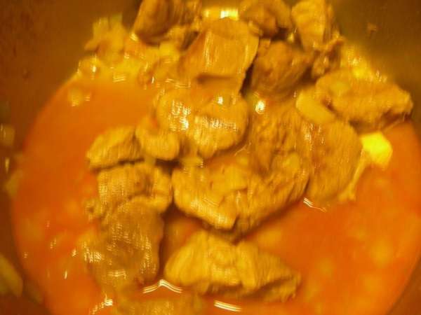 Заливаем мясо горячим бульоном (или водой), доводим до кипения, закрываем как можно плотнее крышкой и томим на минимальном огне 1.5 часа. Это для мяса на кости, в моем случае с филе - 1 час.
