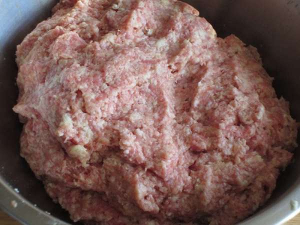 Хлеб отжать и смешать с рубленым мясом и яйцами. Приправить солью, перцем,прованскими травами и горчицей. Хорошо перемешать.