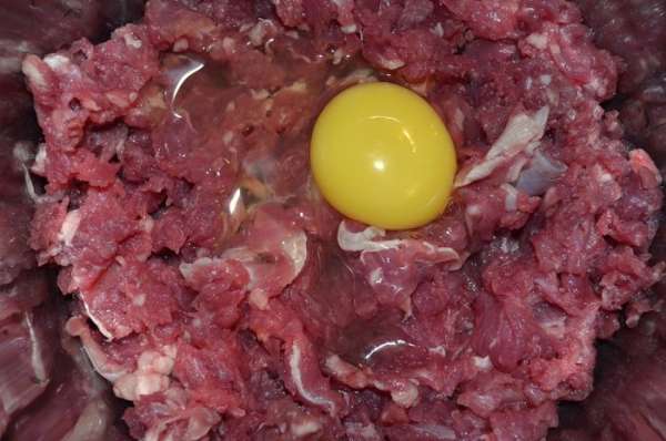 В мясной фарш добавить яйцо В мясной фарш добавить яйцо