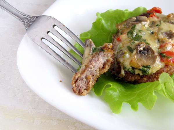Отрезаем кусочек сочного мяса и пробуем. Очень вкусно!
