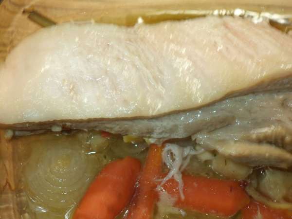 Снять шкурку с мяса,очистить от излишков жира, а под шкуркой у нас мяско, только оно очень светлое и может показаться что это жир - нет, мясо очень постное!
