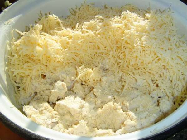 Смешиваем половину натертого сыра, фарш из куриного филе и чеснок, пропущенный через давилку, перемешиваем. Смешиваем половину натертого сыра, фарш из куриного филе и чеснок, пропущенный через давилку, перемешиваем.