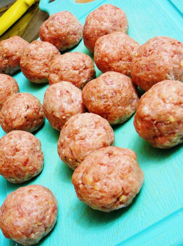 Выложить шарики на сковороду Выложить шарики на сковороду