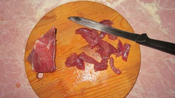 Порежем полосками мясо.
Порежем полосками мясо.