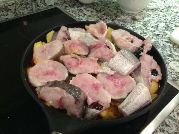 Кусочки рыбы (в оригинале стейки хека) приправить по вкусу, я только посолила, выложить в сковороду на картофель, накрыть крышкой и тушить 10-15 минут, до готовности рыбы. Кусочки рыбы (в оригинале стейки хека) приправить по вкусу, я только посолила, выложить в сковороду на картофель, накрыть крышкой и тушить 10-15 минут, до готовности рыбы.