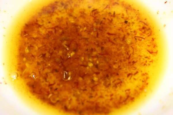 Приготовить заправку: смешать масло с о свежемолотым карри и шафраном, натереть мускатный орех. Все перемешать и немного нагреть (можно в микроволновой печи)…дать настояться минут 5.