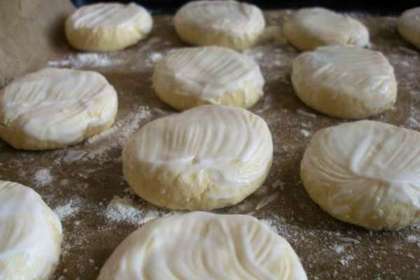 Мягкой кисточкой смазать сырники сметаной, это придаст глянцевость и не даст высохнуть им.
Выпекать при температуре 180 градусов 20-30 минут.
Мягкой кисточкой смазать сырники сметаной, это придаст глянцевость и не даст высохнуть им.
Выпекать при температуре 180 градусов 20-30 минут.