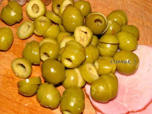 Оливки режем колечками.