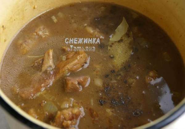 Отправляем обратно в кастрюлю обжаренные продукты. Всё хорошо перемешиваем. Добавляем по вкусу молотый чёрный перец и лавровый лист. Даём закипеть и выключаем. Закрываем крышкой. Обязательно надо дать мачанке настояться минимум 30 минут, за это время как раз испечём блины. Отправляем обратно в кастрюлю обжаренные продукты. Всё хорошо перемешиваем. Добавляем по вкусу молотый чёрный перец и лавровый лист. Даём закипеть и выключаем. Закрываем крышкой. Обязательно надо дать мачанке настояться минимум 30 минут, за это время как раз испечём блины.