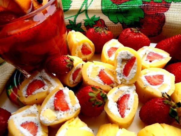 И подаём,например,к прохладному коктейлю Сангрия)))