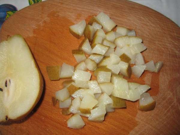 Груши нарезать небольшим кубиком. Груши нарезать небольшим кубиком.
