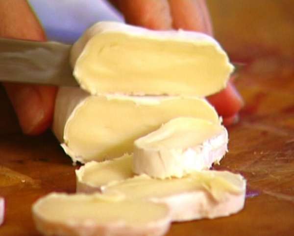 Сыр нарезать кусочками и добавить к спагетти. Сыр нарезать кусочками и добавить к спагетти.