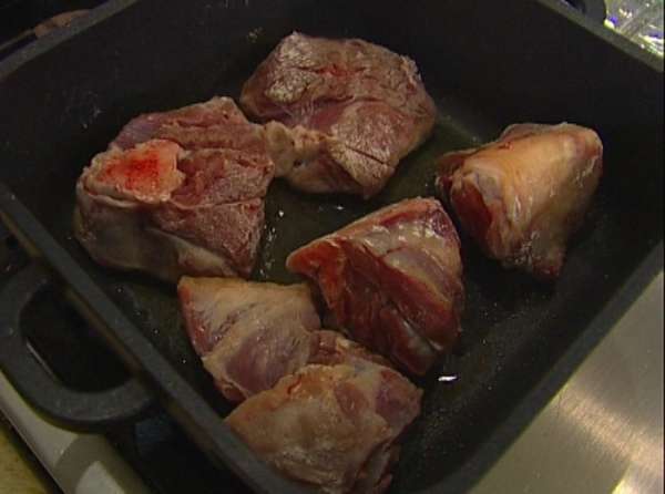 Мясо обвалять в муке и обжарить со всех сторон до золотистой корочки, чтобы «запечатать» сок, затем выложить из кастрюли. Мясо обвалять в муке и обжарить со всех сторон до золотистой корочки, чтобы «запечатать» сок, затем выложить из кастрюли.
