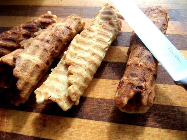 Сворачиваем на этот раз в трубочку и прижимаем ножом.