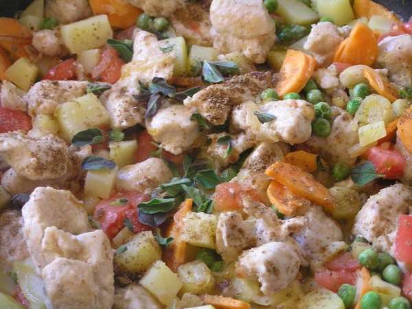 посыпать кориандром, паприкой и листьями свежего орегано, досолить и поперчить по вкусу. Залить вином и тушить до готовности около 20 минут. посыпать кориандром, паприкой и листьями свежего орегано, досолить и поперчить по вкусу. Залить вином и тушить до готовности около 20 минут.