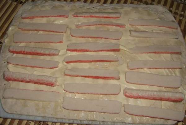 разложить полосочками крабовые палочки разложить полосочками крабовые палочки