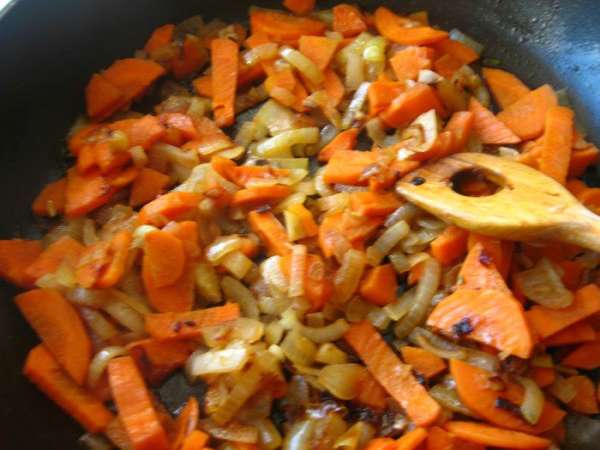 Печень и мясо режем на небольшие кусочки и обжариваем на растительном масле 3-4 минуты. 