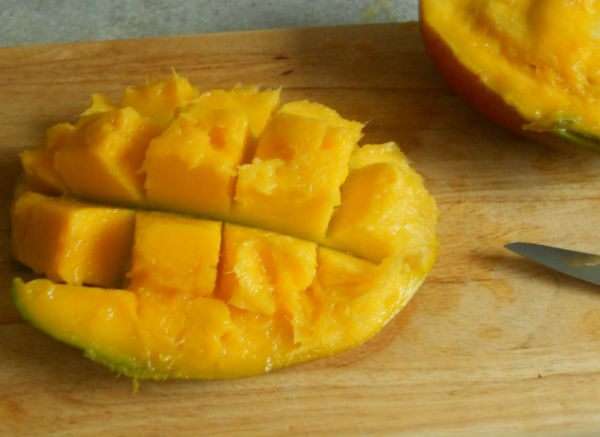 мякоть нарезать кубиками и снять ножом с кожицы.( У меня оказался слишком спелый плод.)