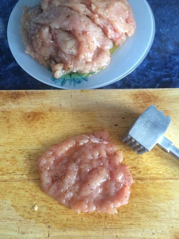 Нарезать куриное филе на порционные кусочки, отбить, посолить, поперчить по вкусу, смазать немного оливковым маслом. Сложить мясо и оставить в сторонку, пока будем готовить начинку.