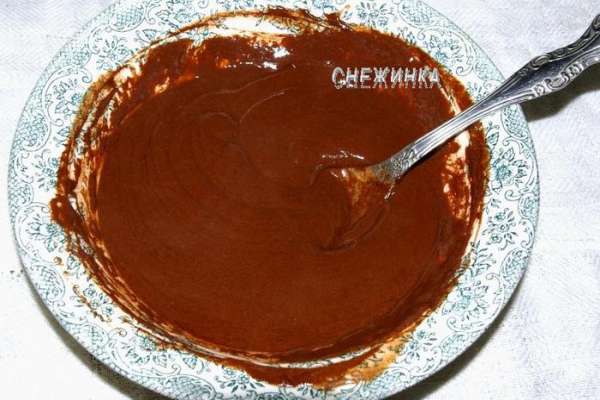 Теперь добавляем кусочками шоколад и, помешивая, доводим его до растворения. Снимаем с водяной бани, интенсивно перемешиваем и даём глазури слегка остыть.