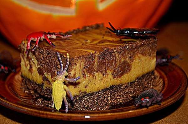 Для Хэллоуина можно украсить паучками ,насекомыми и т.д