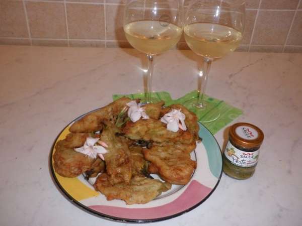 Подают FIORI di ZUCCA alla ROMANA горячими, хрустящими с соусом SACLA Pesto alla genovese, как прекрасную закуску к белому вину!
Подают FIORI di ZUCCA alla ROMANA горячими, хрустящими с соусом SACLA Pesto alla genovese, как прекрасную закуску к белому вину!