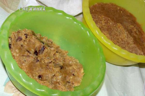 Тесто разделила на 2 части, в одну из них добавила чернослив и орехи. Оставляем готовую массу остыть. Она становится густой и прекрасно поддается лепке. Тесто разделила на 2 части, в одну из них добавила чернослив и орехи. Оставляем готовую массу остыть. Она становится густой и прекрасно поддается лепке.