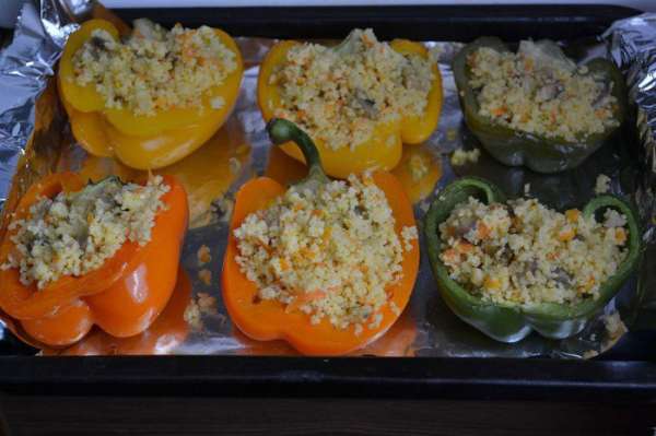 Фаршируем перец кускусом, сбрызгиваем оливковым маслом и в духовку.