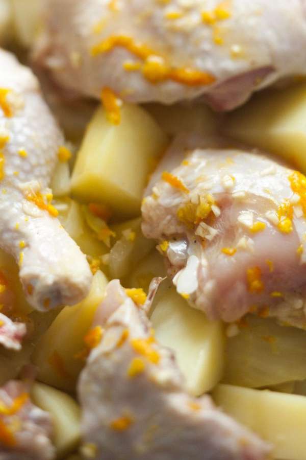 Выложить на противень фенхель и картофель, сверху уложить куски курицы, полить все маринадом.
