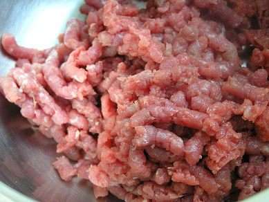 Мясо нарезать на кубики, пропустить через мясорубку с насадкой с крупными дырочками.
