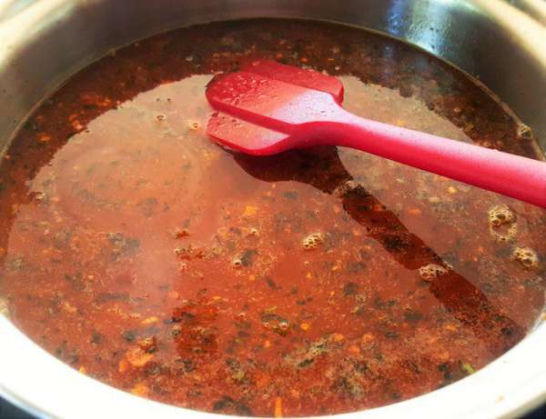 Добавьте вино, куриный бульон, сахар, оставшееся сливочное масло, доведите соус до кипения и кипятите на медленном огне минут 5. Добавьте вино, куриный бульон, сахар, оставшееся сливочное масло, доведите соус до кипения и кипятите на медленном огне минут 5.