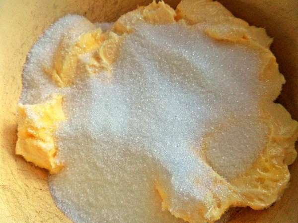 Мягкое масло растираем с сахаром и ванилью. Мягкое масло растираем с сахаром и ванилью.