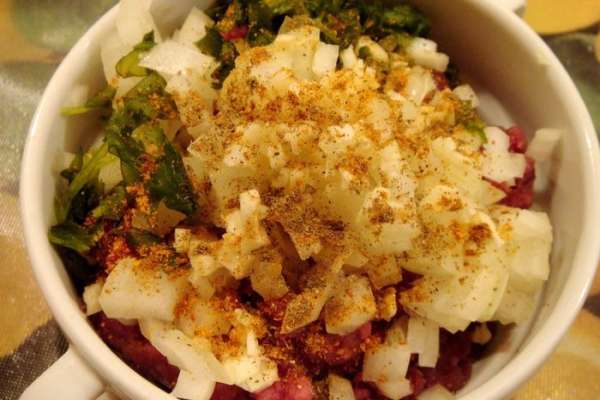 Мясо для кубдари порубить острым ножом или через мясорубку с крупной решёткой. Измельчить лук,чеснок,кинзу и смешать с мясом. Сдобрить специями по вкусу. В идеале фарш должен быть острым.