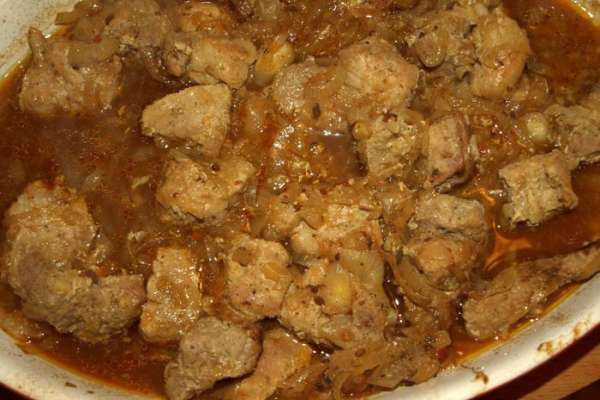 Когда мясо готово, достаем и освобождаем от пакета. Когда мясо готово, достаем и освобождаем от пакета.