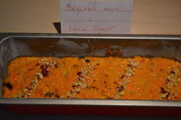 Выложить наше тесто в формочку и отправить в разогретую духовку до 190 гр на 35-40 минут. Я присыпала орехами.