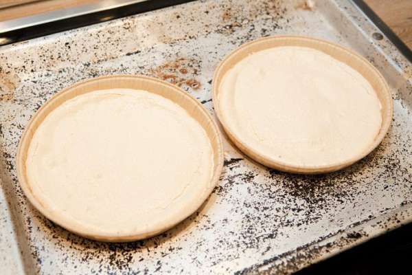 Отправляем наши коржи в разогретую до 100-110°С духовку. Сушим безе от 40 минут до 1 часа 10 минут, это зависит от плиты и толщины слоя. Готовые коржи достаем из духовки и даем остыть. Отправляем наши коржи в разогретую до 100-110°С духовку. Сушим безе от 40 минут до 1 часа 10 минут, это зависит от плиты и толщины слоя. Готовые коржи достаем из духовки и даем остыть.