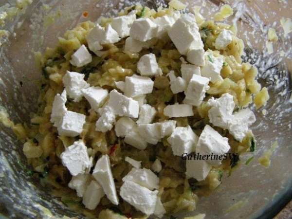 Сыр нарезать кубиком, добавить к капусте.