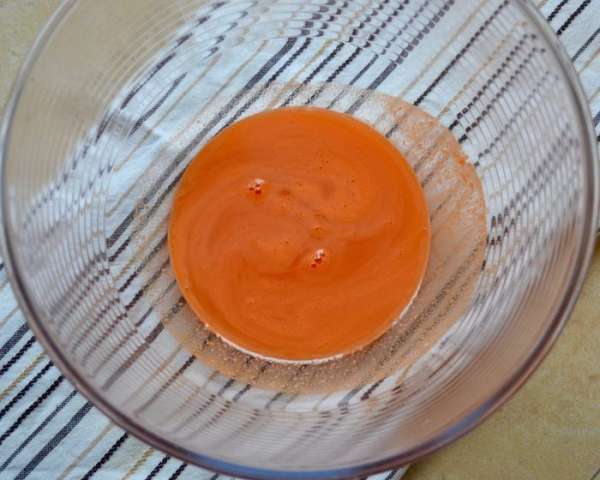 Свежевыжатый морковный сок смешать с сахаром.