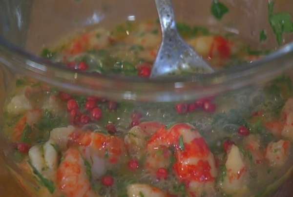 К раковым шейкам добавить яйца, петрушку, розовый и черный перец, все немного посолить и перемешать. К раковым шейкам добавить яйца, петрушку, розовый и черный перец, все немного посолить и перемешать.