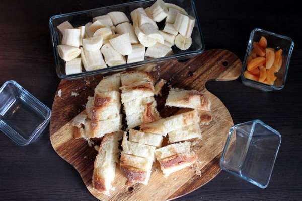 Нарезаем курагу половинками, бананы кусочками по 4 — 5 см. Булку также режем небольшими ломтями. Корку со сдобы лучше предварительно срезать. Нарезаем курагу половинками, бананы кусочками по 4 — 5 см. Булку также режем небольшими ломтями. Корку со сдобы лучше предварительно срезать.