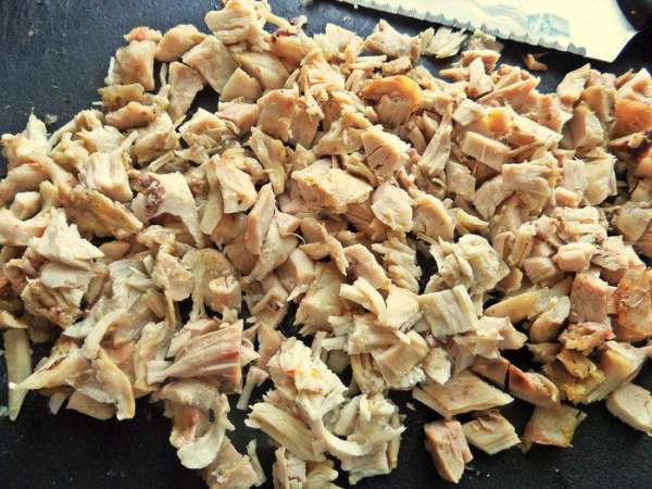 Из курицы сварить бульон, мясо вынуть, нарезать на кусочки. Из курицы сварить бульон, мясо вынуть, нарезать на кусочки.