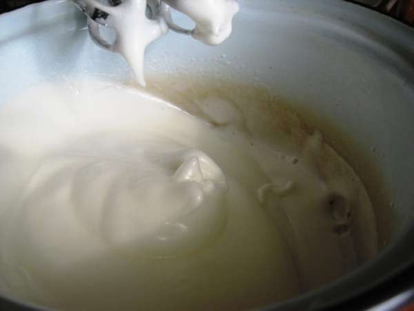 Аккуратно вводим к белкам желтки и мучную смесь. 