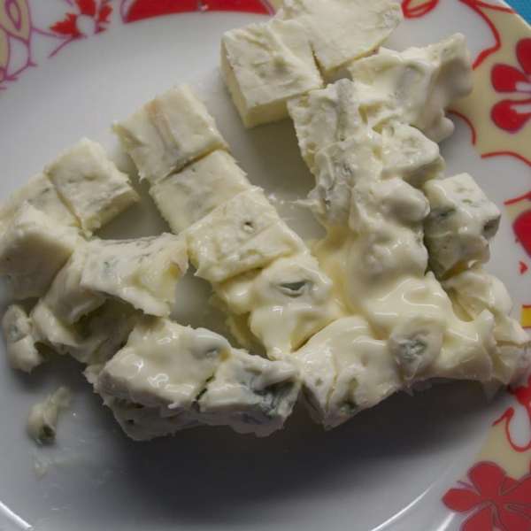 Сыр горгонзола тоже нарезать кубиками. 