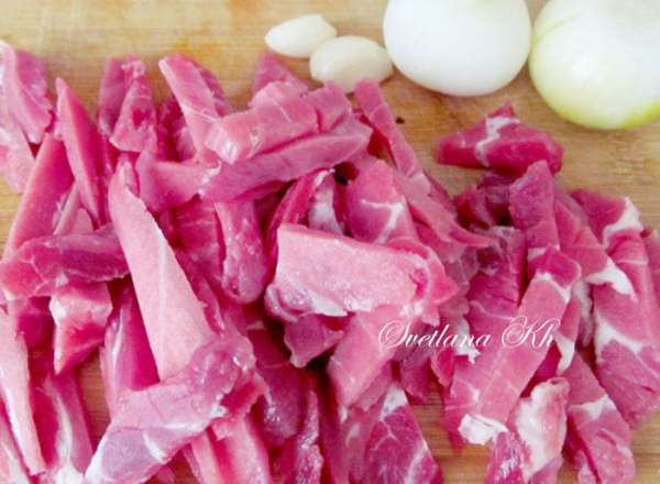 Мясо нарезать соломкой и замариновать . Соломку попытаться нарезать, как можно мельче. Маринад сделать из всех составляющих, кроме болгарского перца и лука. Дать постоять хотя бы 1 час.
Мясо нарезать соломкой и замариновать . Соломку попытаться нарезать, как можно мельче. Маринад сделать из всех составляющих, кроме болгарского перца и лука. Дать постоять хотя бы 1 час.