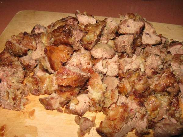 Жаренную печенку режем кубиком 